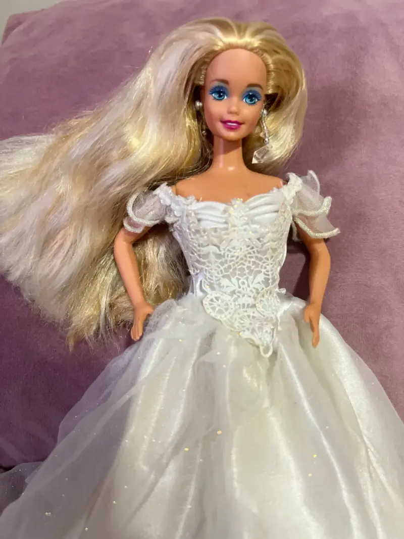 Muñeca de colección con vestido de novia - 1