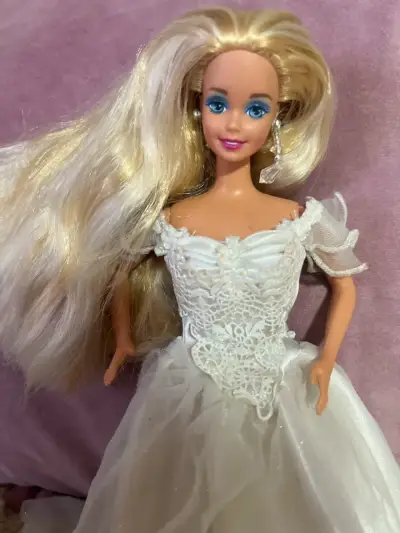 Muñeca de colección con vestido de novia - miniatura 3