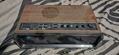 Radio reloj despertador vintage National Panasonic - miniatura 1