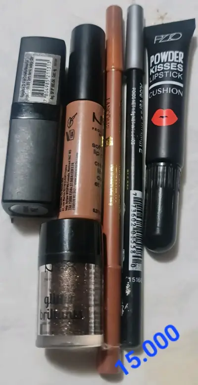 Set de maquillaje variado con lápices y labiales - miniatura 1