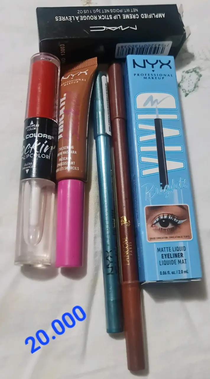 Set de maquillaje variado con lápices y labiales - 2