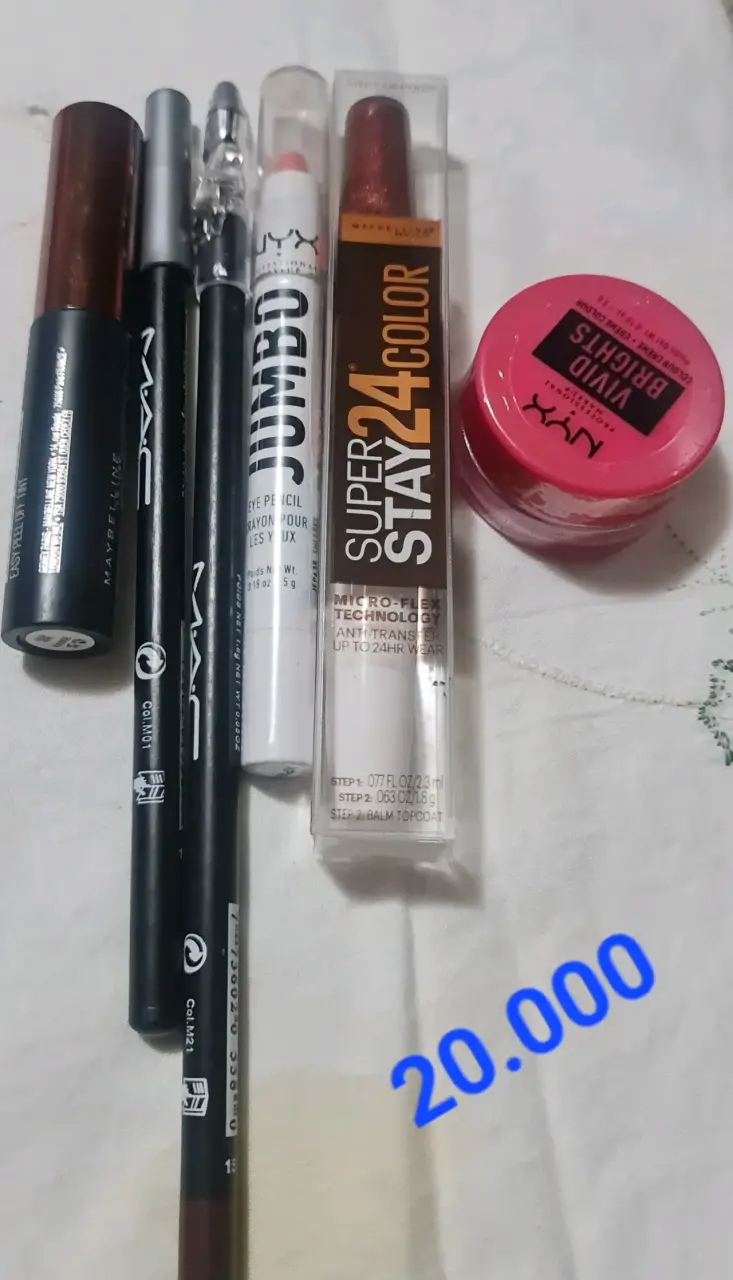 Set de maquillaje variado con lápices y labiales - 3