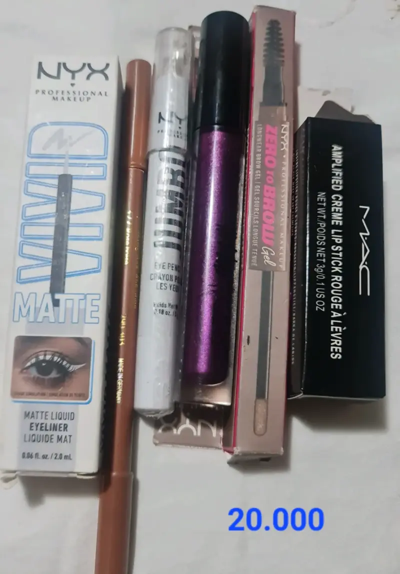 Set de maquillaje variado con lápices y labiales - 4