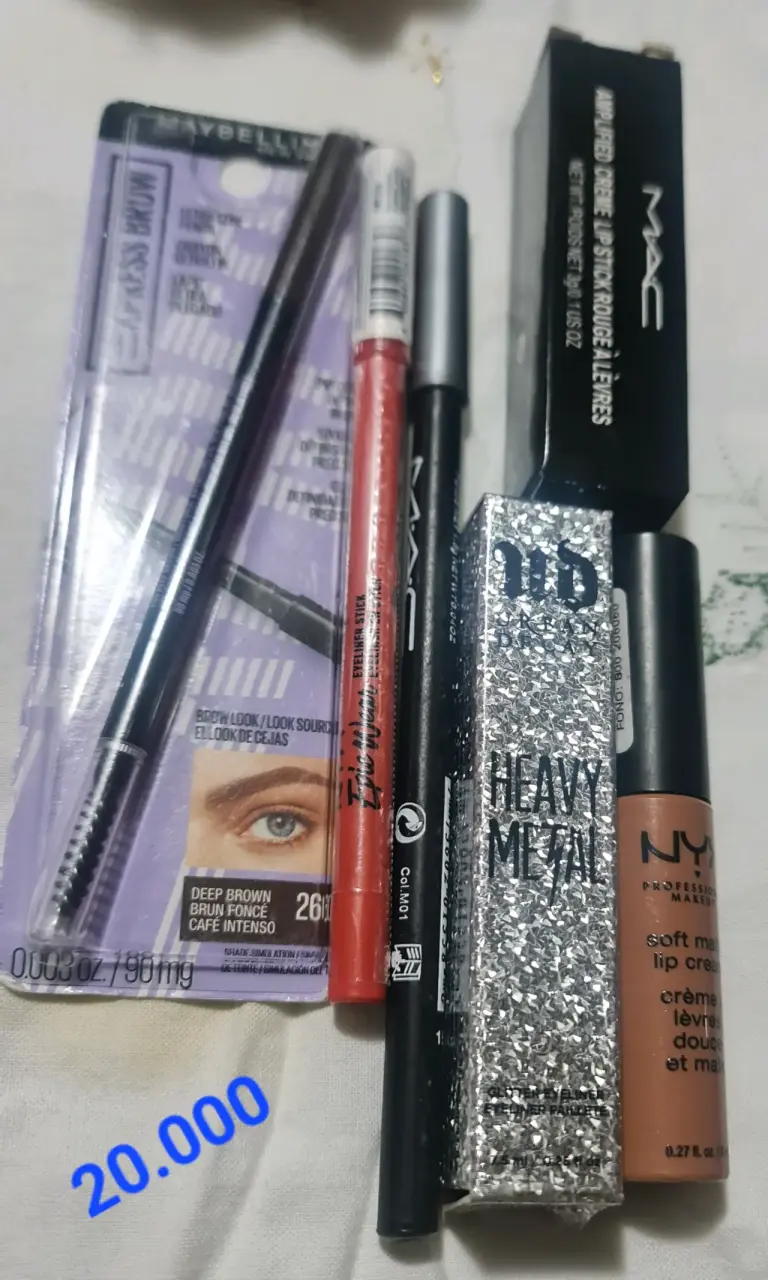 Set de maquillaje variado con lápices y labiales - 5