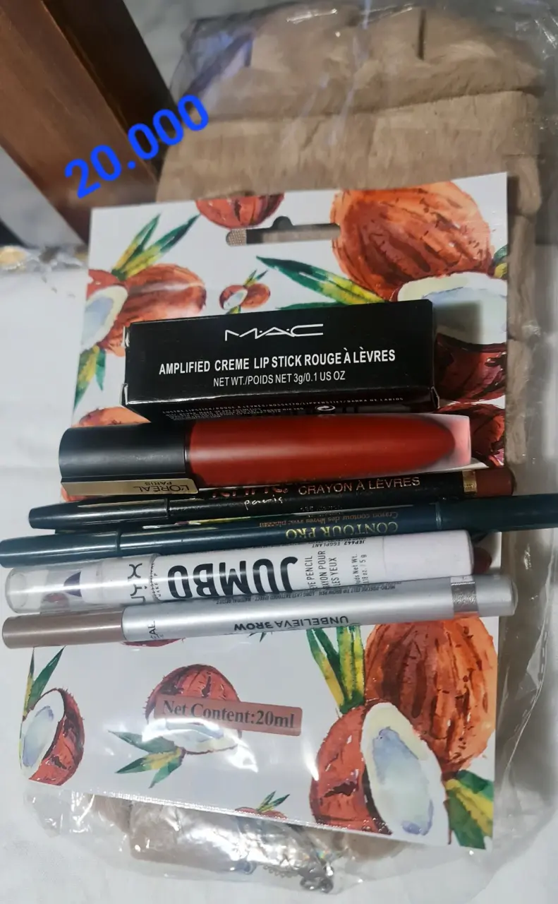 Set de maquillaje variado con lápices y labiales - 6