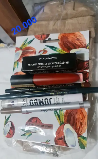Set de maquillaje variado con lápices y labiales - miniatura 6
