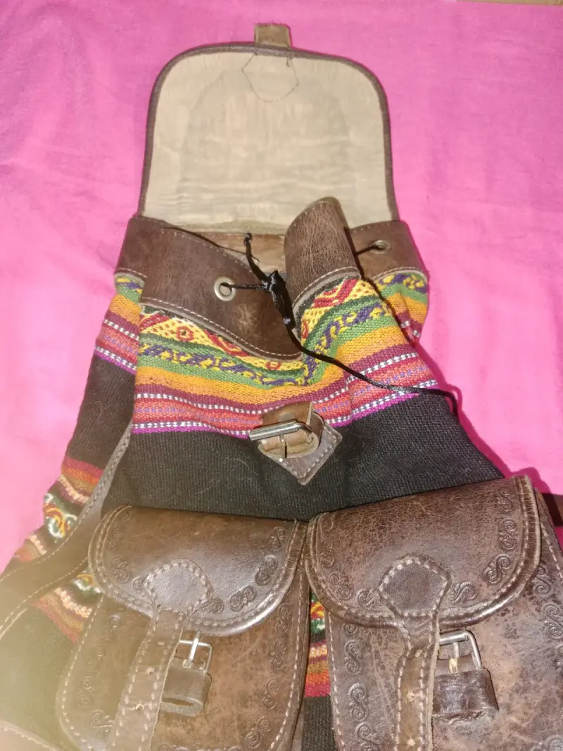 Mochila artesanal de cuero y Aguayo envejecido