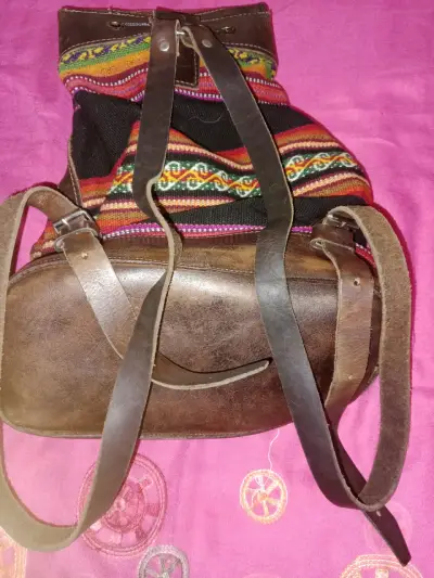 Mochila artesanal de cuero y Aguayo envejecido - miniatura 2