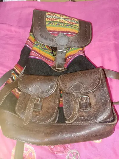 Mochila artesanal de cuero y Aguayo envejecido - miniatura 3