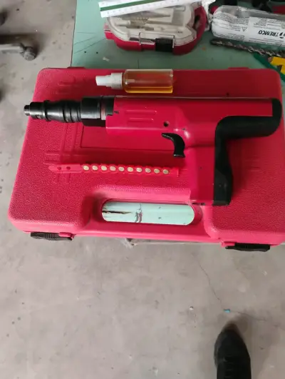 Pistola de clavos roja con maletín - miniatura 2
