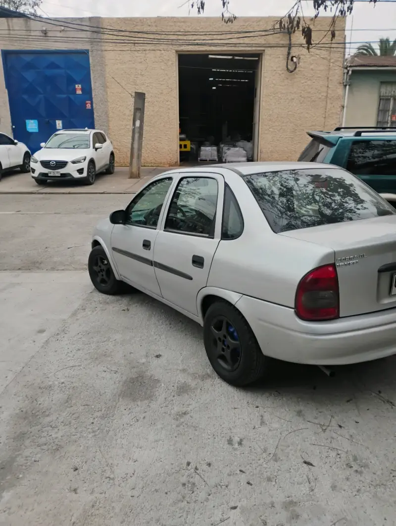 Auto Chevrolet Corsa 2001 en buen estado - 2
