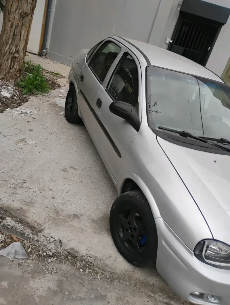 Auto Chevrolet Corsa 2001 en buen estado - 3