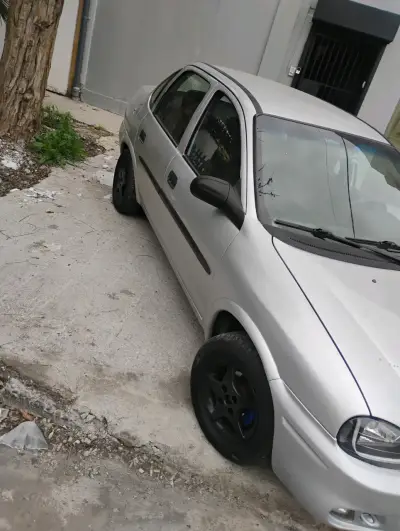 Auto Chevrolet Corsa 2001 en buen estado - miniatura 3