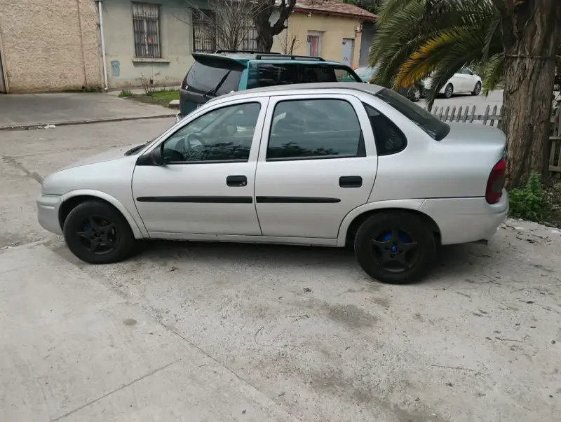 Auto Chevrolet Corsa 2001 en buen estado - 4
