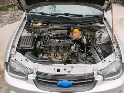 Auto Chevrolet Corsa 2001 en buen estado - miniatura 5