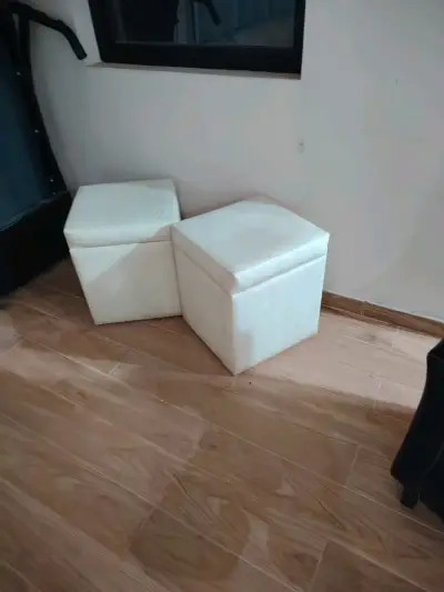 Juego de sofá, sillón y pufs beige en buen estado - miniatura 1