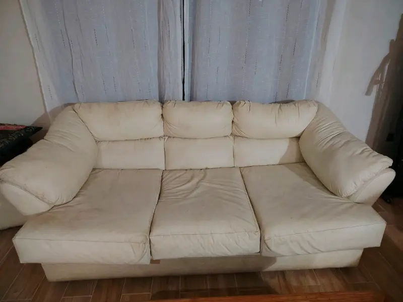 Juego de sofá, sillón y pufs beige en buen estado - 2