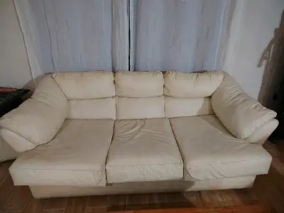 Juego de sofá, sillón y pufs beige en buen estado - miniatura 2
