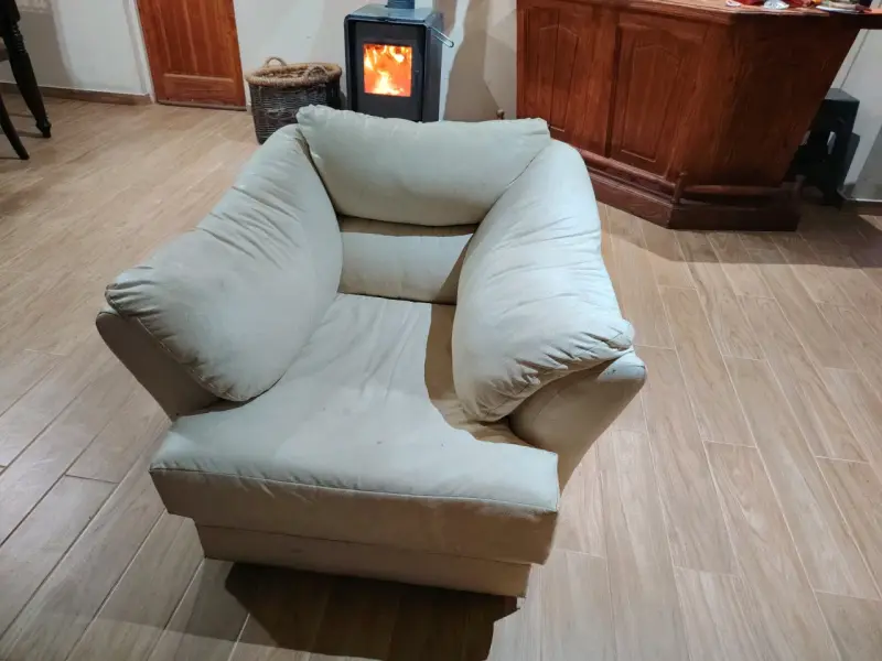 Juego de sofá, sillón y pufs beige en buen estado - 3