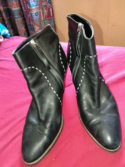 Botines de cuero negro con tacón y costuras decorativas - miniatura 1