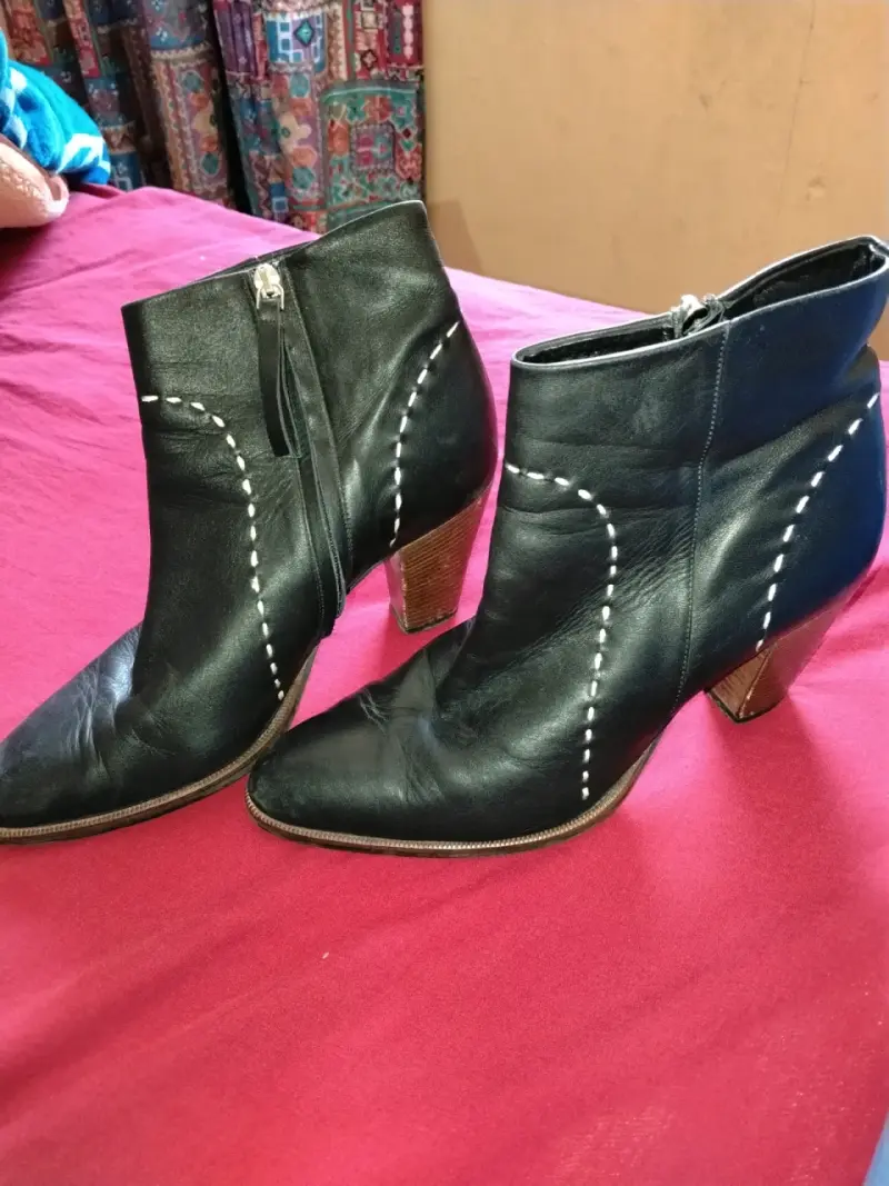Botines de cuero negro con tacón y costuras decorativas - 2