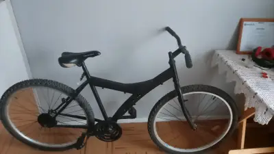 Bicicleta de montaña negra en buen estado - miniatura 1