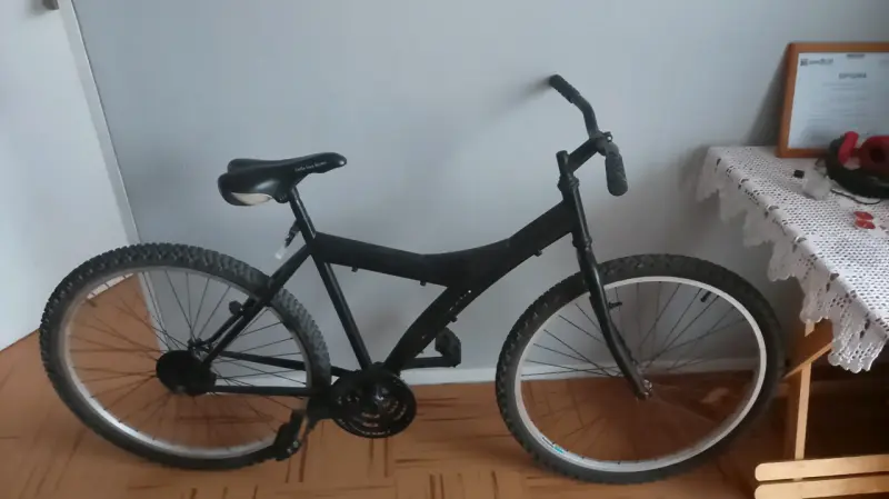 Bicicleta de montaña negra en buen estado - 2