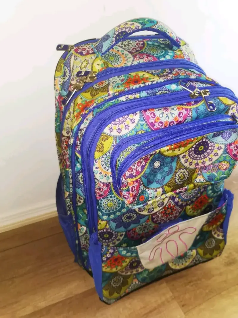 Mochila escolar colorida con múltiples compartimentos - 1
