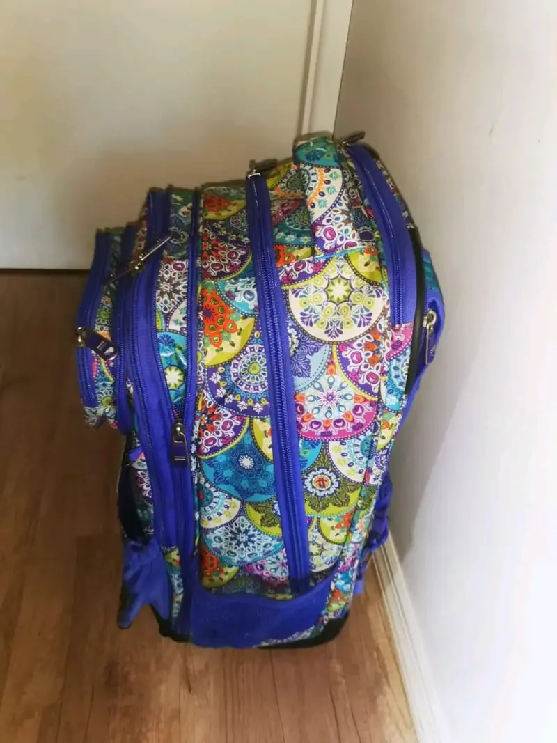 Mochila escolar colorida con múltiples compartimentos - 2