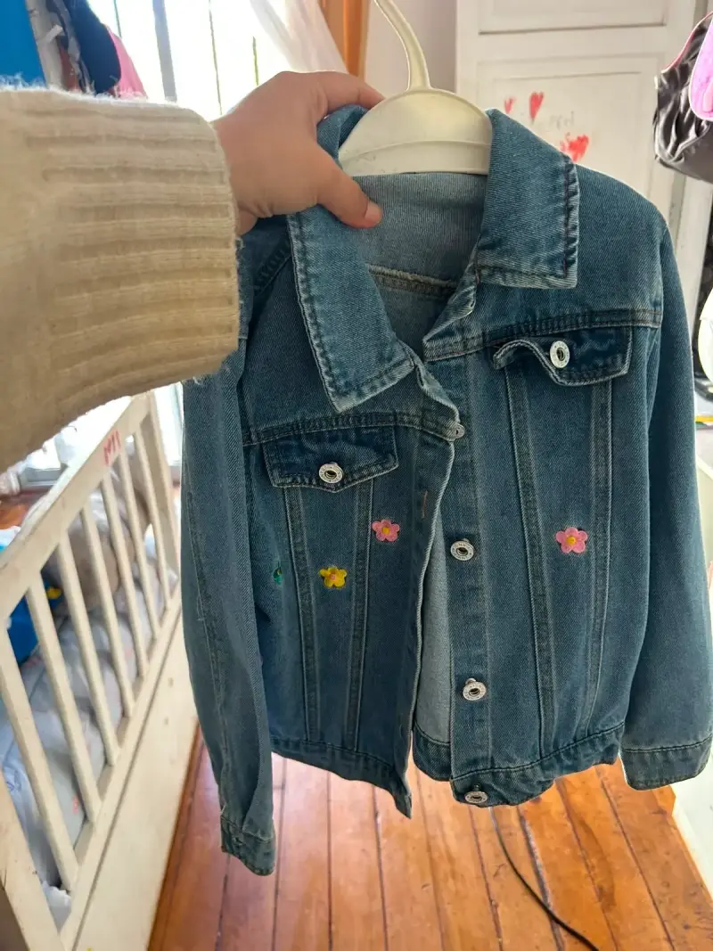 Chaqueta de mezclilla con flores bordadas