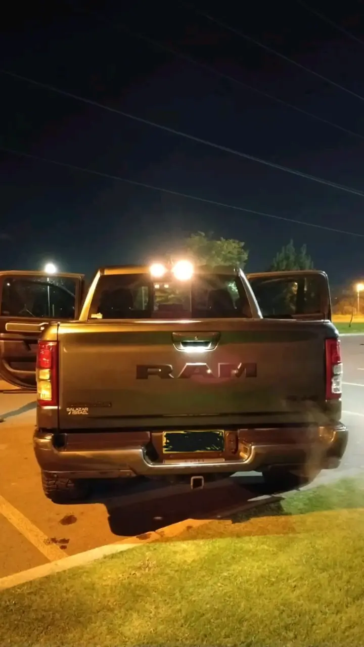 Camioneta RAM 1500 4x4 en buen estado - 1