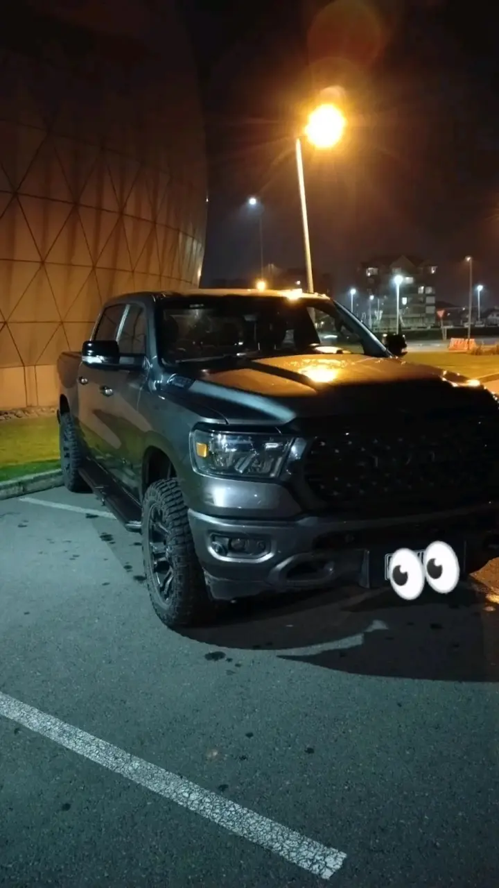 Camioneta RAM 1500 4x4 en buen estado - 2