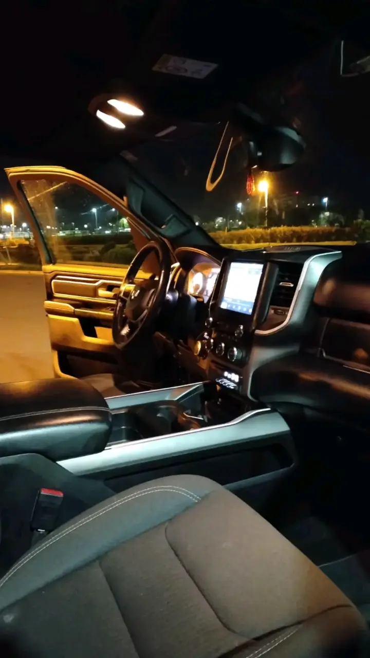 Camioneta RAM 1500 4x4 en buen estado - 3