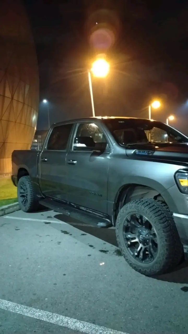 Camioneta RAM 1500 4x4 en buen estado - 4