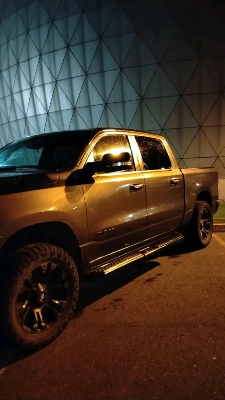 Camioneta RAM 1500 4x4 en buen estado - 5