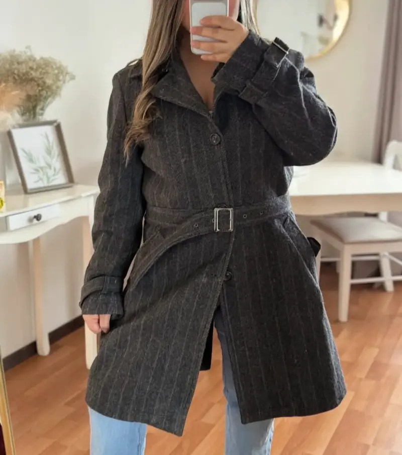 Abrigo de lana gris con cinturón