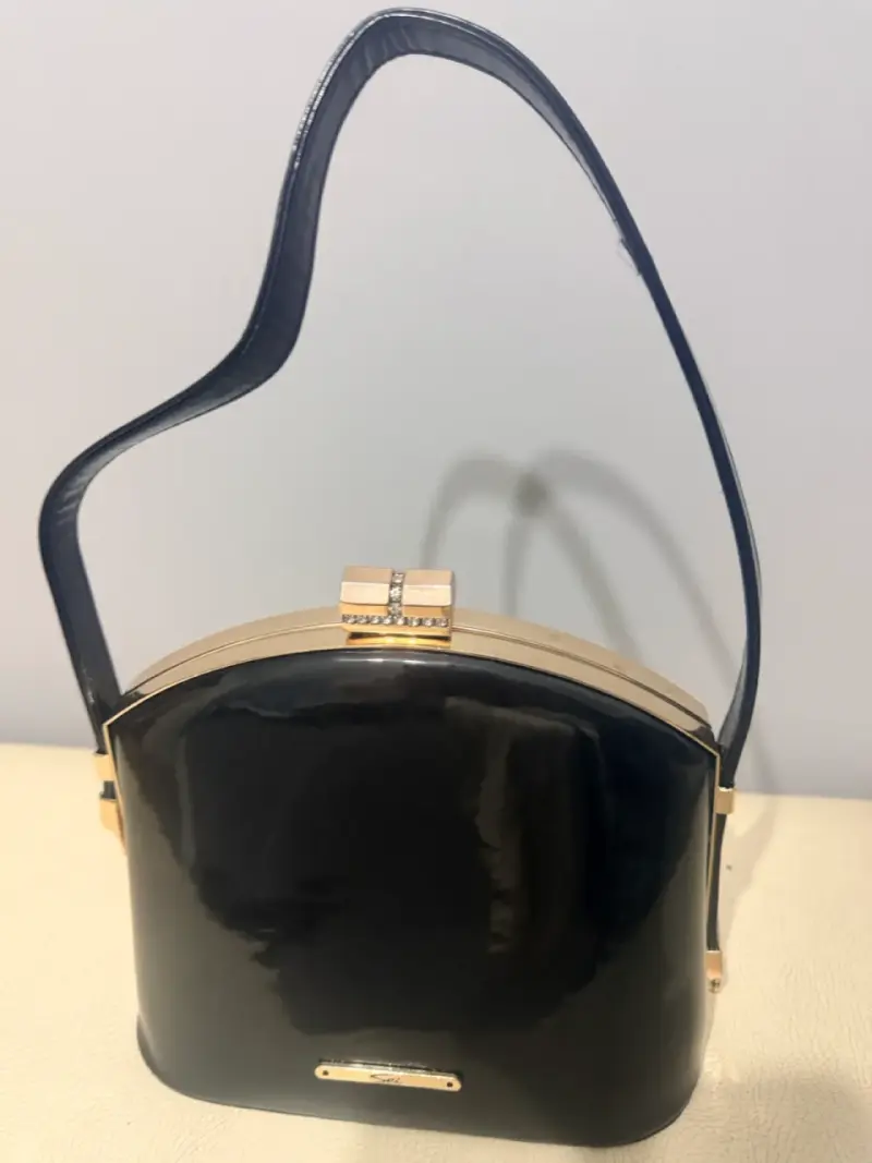 Cartera de mano negra elegante con cierre dorado - 1
