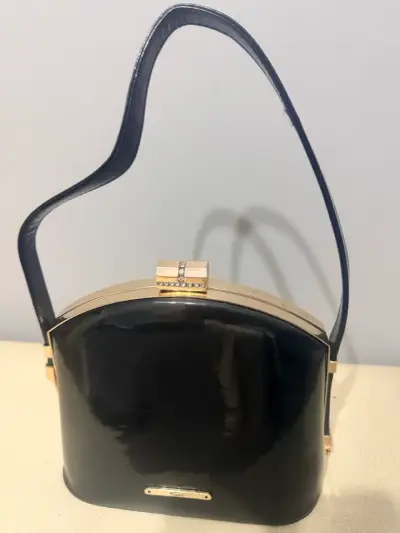 Cartera de mano negra elegante con cierre dorado - miniatura 1