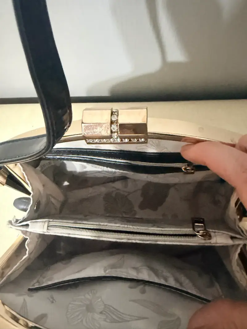 Cartera de mano negra elegante con cierre dorado - 2