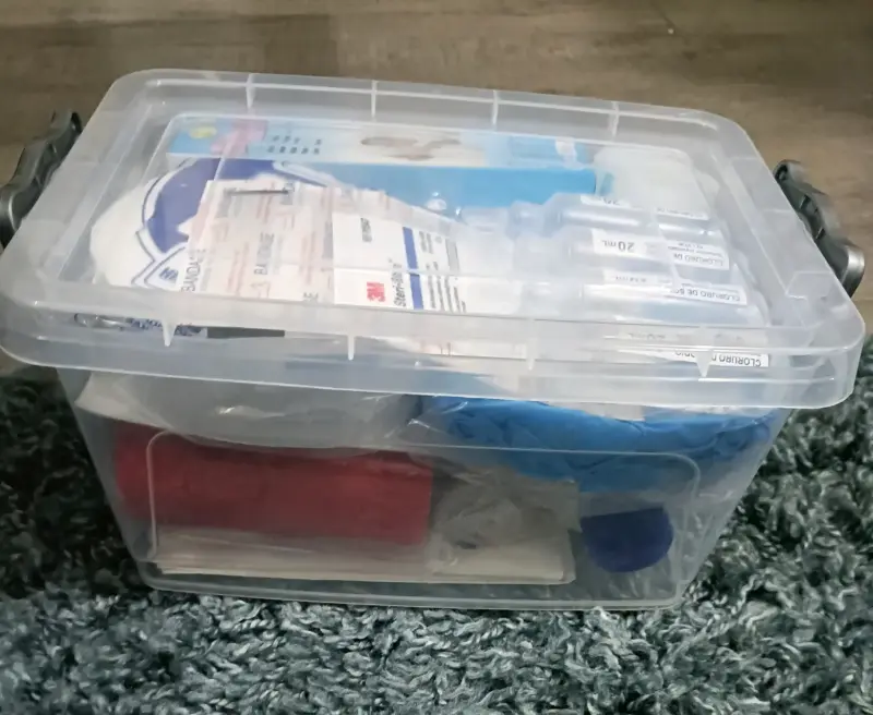 Kit de primeros auxilios completo en caja plástica - 1