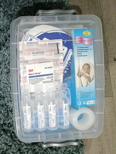 Kit de primeros auxilios completo en caja plástica - miniatura 3