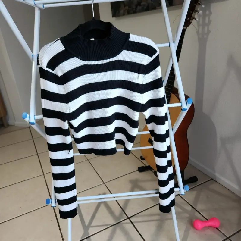 Suéter de rayas blanco y negro para mujer
