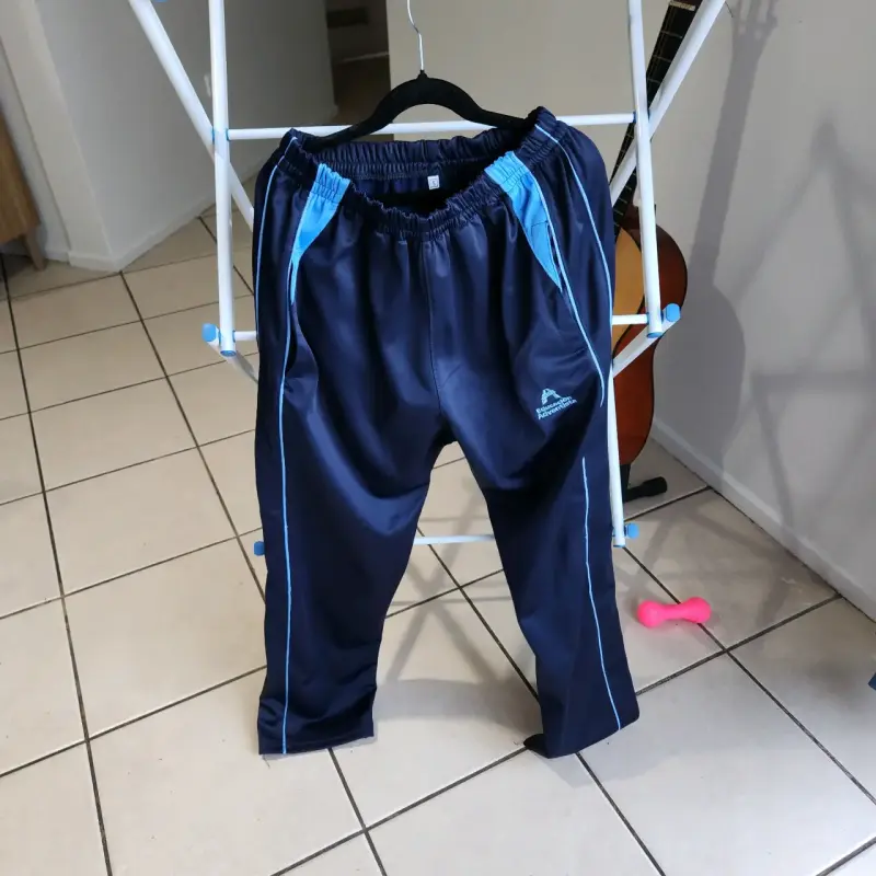 Pantalones deportivos azul marino con detalles celestes