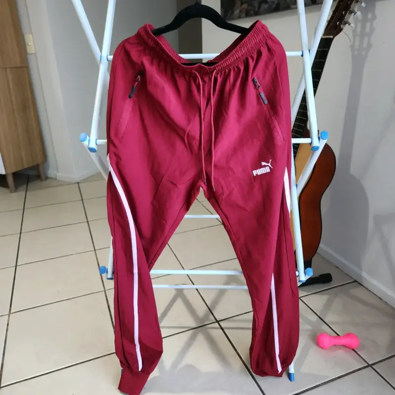 Pantalones deportivos rojos Puma con franjas