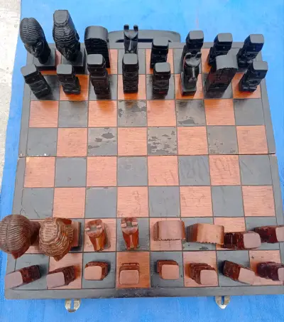 Ajedrez artesanal de madera tallada - miniatura 1