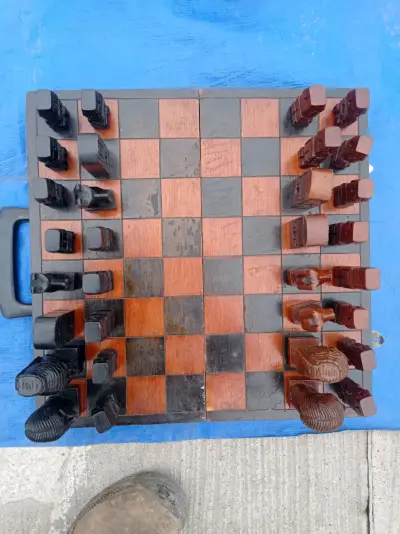 Ajedrez artesanal de madera tallada - miniatura 5
