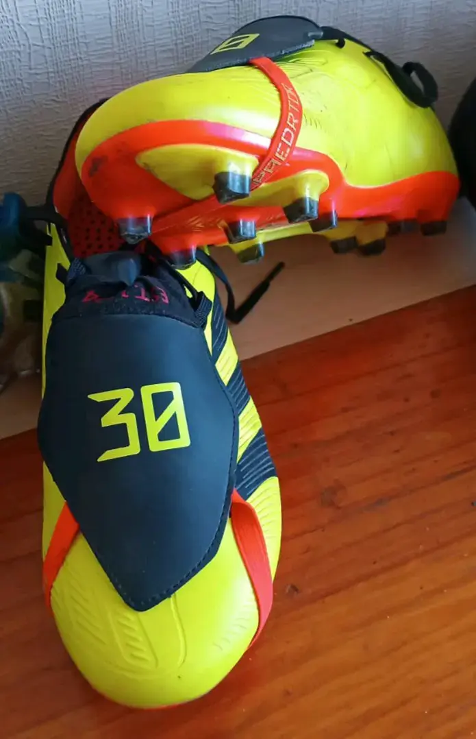 Botines de fútbol Adidas Predator azul y rojo - 1