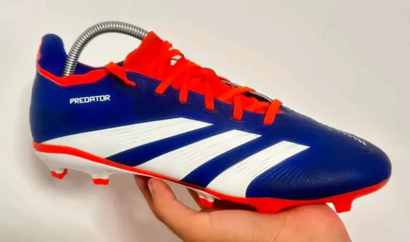 Botines de fútbol Adidas Predator azul y rojo - 2