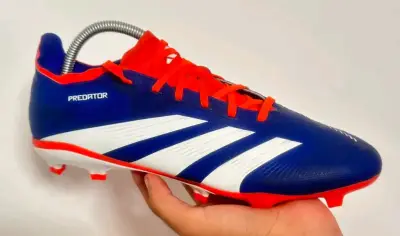 Botines de fútbol Adidas Predator azul y rojo - miniatura 2