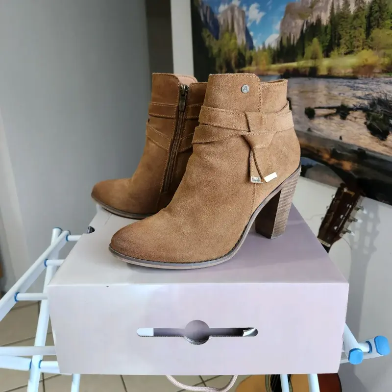 Botines de gamuza marrón con tacón alto